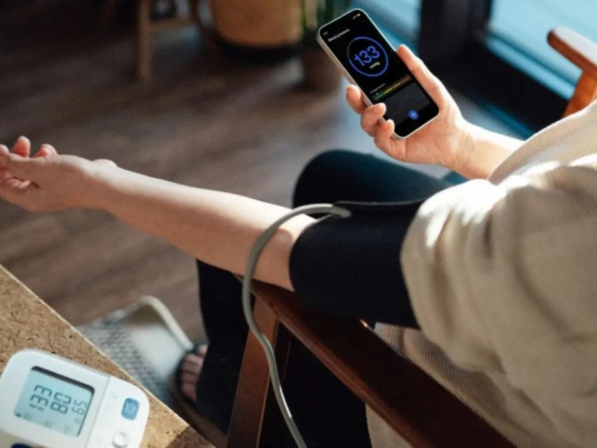 اپلیکیشنهای سلامت؛ چگونه گوشی هوشمند به دستیار شخصی مراقبت از سلامت تبدیل میشود؟ اپلیکیشنهای سلامت؛ چگونه گوشی هوشمند به دستیار شخصی مراقبت از سلامت تبدیل میشود؟